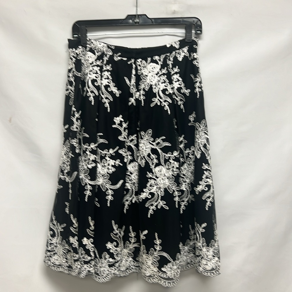 Adrianna Papell embroidered black and white lace skirt - Picture 8 of 11